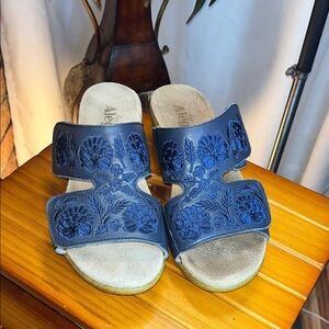 Alegria Linn women's wedge sandals in blue embroidered floral leather EU 39
